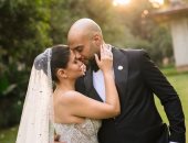 رومانسية ووسط أشعة الشمس.. جلسة تصوير الفنان حاتم صلاح مع زوجته