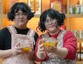 زوجان صينيان يشبهان بعضهما لدرجة الخلط بينهما كتوأمين