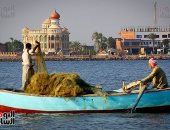 مشروعات إعادة التوازن البيئي أعادت الحياة لبحيرة قارون.. الحكومة تمنح الصيادين تسهيلات فى الإعفاء من الرسوم وتشجيع عودة الإنتاج السمكي.. ومزادات بيع الأسماك تنعش الحياة الاقتصادية للأسر.. صور