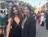 اللون الأسود يسيطر على إطلالة منى زكى وابنتها لي لى حلمى بكواليس جلسة تصوير فوج