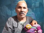 مسن ينجب طفلا فى عمر الـ72.. ويتمنى: بحلم بتأمين مستقبله.. فيديو