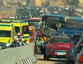 رفع أتوبيس النقل العام بعد اصطدامه بحاجز خرسانى على الطريق السياحى.. فيديو