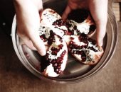 أسهل 3 طرق لتفصيص الرمان من غير فوضى ولا بقع.. منها طريقة الملعقة