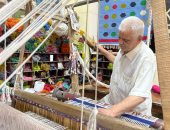 ألوان زاهية تضفى البهجة.. عم جابر 50 عاما من الغزل على النول 