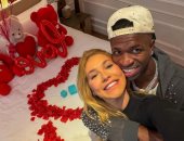 فينيسيوس جونيور يعلن الارتباط بـ فيرجينيا فونسيكا بطريقة رومانسية.. صور