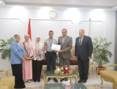 محافظ قنا يكرم طالبا فاز بالمركز الثالث عالميا فى تصميم المواقع الإلكترونية