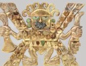 قاطع الرؤوس.. حلية ذهبية عمرها 1500 عام تصور معبودا متعطشا للدماء