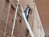 إنقاذ قطة صغيرة عالقة فى ماسورة صرف صحى بالغربية