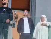 حكيم زياش ووالدته يخطفان الأضواء فى ديربى الوداد ضد الرجاء.. فيديو