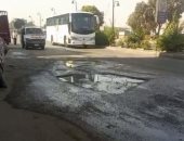 كسر مفاجئ بماسورة مياه على طريق كورنيش النيل بأسوان وتدخل الصيانة.. فيديو