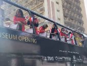 محافظ القاهرة مع الطلاب بالطابور احتفالا بالمتحف المصرى الكبير.. فيديو