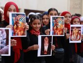صورة اليوم.. أنا تاريخى مالى الدنيا.. تلميذات يرفعن صور ملوك مصر القديمة