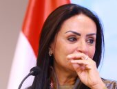 وزيرة التضامن تبكي تأثرًا بصورة والدها بطل أكتوبر.. وتؤكد: الأب المدرسة الأولى للقيم