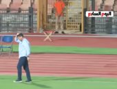 لقطة إنسانية من أيمن الرمادى تجاه جماهير الزمالك باستاد القاهرة.. فيديو