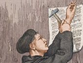 مارتن لوثر ينشر 95 أطروحة ثورية على باب كنيسة القلعة.. اعرف الحكاية