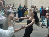 سياح يشاركون المصريين فرحتهم.. أجانب يرقصون في شوارع الهرم احتفالًا بافتتاح المتحف المصري