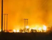 حريق هائل فى ولاية نزوى بسلطنة عمان وفرق الدفاع تتدخل.. فيديو