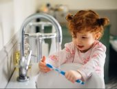 "FDA" تحذر من إعطاء الأطفال أقراص الفلورايد لحماية أسنانهم من التسوس