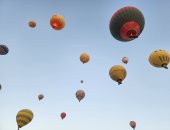 تحليق 80 رحلة بالون طائر تقل 1740 سائحا من حول العالم.. فيديو وصور