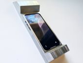 حافظة هاتف تزن 2 كيلو لتقليل إدمان الهواتف الذكية