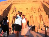حب وتاريخ.. سياح في أسوان يعيدون ذكريات زواجهم من قلب الحضارة المصرية