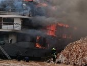 إسعاف مصاب فى حريق فندق نيلى أثناء الصيانة ببحيرة ناصر