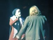 إجبار تقى الفوال على مغادرة المسرح بعد عرض ألف ليلة بألمانيا.. فيديو