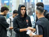 توافد لاعبي الأهلي إلى مطار القاهرة استعدادًا للسفر إلى الإمارات