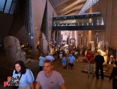 فى أول عطلة بعد الافتتاح الرسمى.. إقبال كبير من المصريين والسائحين لزيارة المتحف المصرى الكبير.. وقف الحجز وقصره أونلاين غدا والعطلات الرسمية.. والأهرامات تستقبل أكثر من 30 ألف زائر