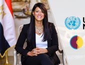 وزيرة التخطيط تصل قطر للمشاركة بأعمال القمة العالمية الثانية للتنمية الاجتماعية