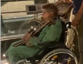 مسنة أجنبية على كرسى متحرك فى زيارة لـ المتحف المصرى الكبير.. فيديو