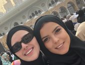 ناهد السباعى تؤدى مناسك العمرة عن والدتها بصحبة هنادى مهنا
