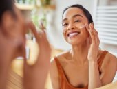 روتين العناية بالبشرة قبل النوم فى 10 دقائق.. استعيدى إشراقتك الصباحية