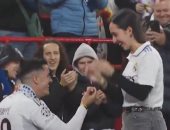 ليفربول ضد الريال.. مشجع مدريدى يتقدم للزواج من صديقته وتوافق بمدرجات أنفيلد