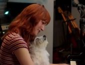 كلب يستمع بعشق لبيانو صاحبته ويكتسب شهرة عالمية