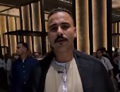 بالجلابية والعباية.. شاب من البحيرة يلفت أنظار زوار المتحف المصرى الكبير