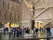 مصريون وأجانب يكتشفون كنوز الحضارات فى اليوم الثانى لافتتاح المتحف الكبير