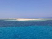 إقبال هواة الطبيعة والهدوء على مرسى مطروح.. جمال البحر يمنح الراحة النفسية ويجدد الطاقة بعيداً عن صخب وزحام المدن الكبيرة.. الشواطئ الخلابة وتدرج ألوان مياه البحر  تشكل مع انعكاس الغيوم مشاهد رائعة.. صور 