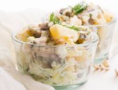 طريقة عمل سلطة الرنجة بالكيوي وقطع الليمون.. وجبة خفيفة ومغذية