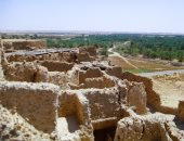 واحة قارة أم الصغير الأكثر عزلة في الصحراء.. سكانها 800 نسمة يتعاملون بالمقايضة.. عيون المياه تنبع من الأرض ساخنة ويتم تبريدها للشرب والزراعة.. يعتمدون على زراعة النخيل والزيتون وبعض المحاصيل الاستهلاكية.. صور