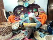 رحلة إبداع عبر الأجيال.. أسرة من الوادي الجديد تبدع آلاف التحف من عرجون النخيل