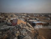 8 لقطات تجسد معاناة أهالى غزة وسط ركام المنازل