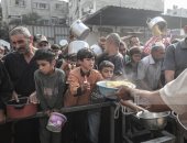 من حرب الإبادة إلى حرب الجوع..طوابير وزحام على تكية توزيع الطعام فى مخيم النصيرات 