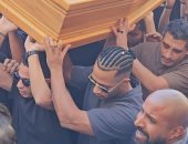 محمد رمضان يحمل نعش والده بالمقابر.. وأشرف زكى أبرز الحضور.. صور