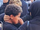 نجل محمد رمضان ينهار بالبكاء.. ووالده للحضور: عظم الله أجركم