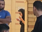 شقيقة محمد رمضان تنهار بعد دفن والدها وتقرأ القرآن وتدعو له