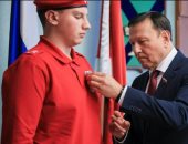 تلميذ ينقذ 5 نساء من دب ويحصل على ميدالية الشجاعة في روسيا.. صور