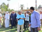 محافظ الأقصر يتفقد قرية المنشاة العمارى ويوجه بحلول عاجلة لمياه الشرب.. صور