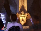 صورة اليوم.. لحظة التقاء الماضي بالحاضر في حضرة رأس إخناتون