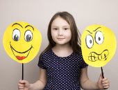 إزاى تساعدى ابنك على التعبير عن مشاعره وعدم كتمانها؟.. إشارات جسمه مهمة